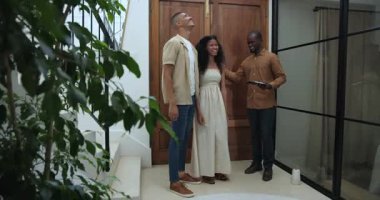 Emlakçıyla modern evleri gezen, merdivenleri araştıran farklı çiftler. ev, mimari, iç mekan, yaşam tarzı, mülk, görünüm