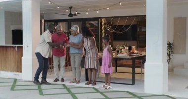 Havuz başında toplanmak, farklı ailelerden gelen kahkahalar ve sohbet. Yaz, kaynaşma, birliktelik, eğlence.