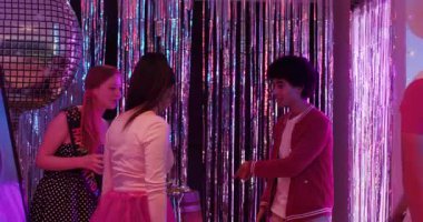 Çeşitli arkadaşlar doğum gününü kutluyor ipuçlarını yakalıyor ve disko odasındaki bilardo masasında topları batırıyor. Parti, kutlama, gece hayatı, eğlence, sosyalleşme, coşku, retro