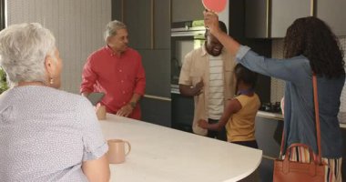 Modern mutfakta kutlama yapmak, çok nesilli çeşitlilikte bir ailenin evinde neşeli anlar yaşaması. Kutlama, mutluluk, birliktelik, bağlanma, aşk, olay