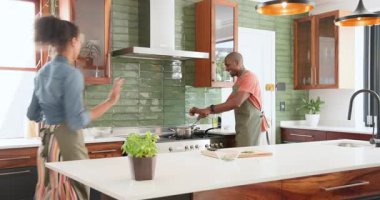 Çeşitli çiftler modern mutfakta birlikte yemek pişiriyor, sohbet ediyor ve evde yemek hazırlıyorlar. Mutfak, yaşam tarzı, takım çalışması