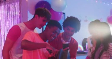 Çeşitli arkadaşlar doğum gününü kutlarken bilardo masasında hediye çantasından portatif hoparlörü açıyorlar. Kutlama, dostluk, gündelik, canlı, sosyal, eğlenceli, neşeli