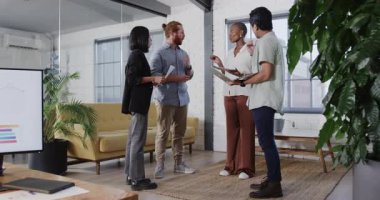 Modern ofis alanında dizüstü bilgisayarlar ve belgelerle iş birliği yapan iş adamları. Takım çalışması, işbirliği, üretkenlik, teknoloji, çalışma alanı, beyin fırtınası