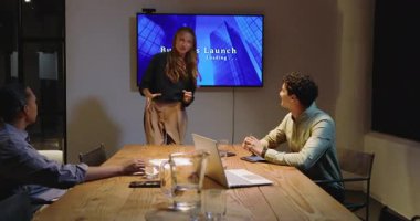 Konferans odasında işbirliği yapmak, çeşitli iş grupları fikirleri tartışmak, gece toplantısı, ofiste. Takım çalışması, beyin fırtınası, işbirliği, gece vardiyası, şirket, strateji