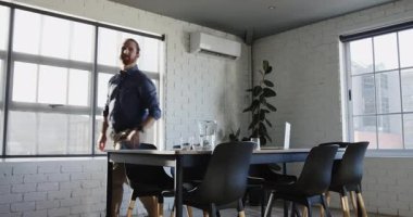 Çanta taşıyorlar, iş adamları toplantı için modern konferans odasına giriyorlar. şirket, yönetici, takım çalışması, işbirliği, ofis