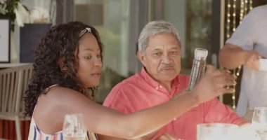 Çeşitli aileler evde birlikte yemek yiyor, keyifli anları paylaşıyorlar. Bağlanma, birliktelik, yemek, mutluluk, yemek, yaşam tarzı