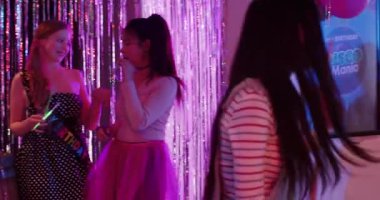 Çeşitli arkadaşlar bilardo masasında toplanıp, akıllı telefonlu arkadaşlarıyla selfie çekiyorlar. Kutlama, şenlik, eğlence, coşku, dostluk, gece hayatı, cazibe.