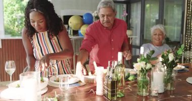 Çeşitli aileler evde birlikte yemek yiyor, kahkahalar atıyor ve lezzetli yemekler yiyorlar. Bağlanma, birliktelik, yemek, yemek