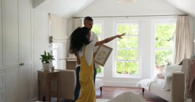 Çeşitli çiftler aydınlık oturma odasında kutuları açıyor, birlikte yeni bir ev düzenliyorlar. Taşınma, taşınma, yaşam tarzı, ilişki, iç mekan, takım çalışması