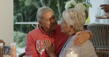 Çeşitli bir aile, şaraptan hoşlanan ve birlikte gülen bir çift. birliktelik, romantizm, mutluluk, eğlence, yaşam tarzı, neşe