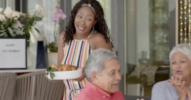 Çeşitli aileler evde taze çiçekler ve mumlarla sofraya toplanıp yemeğin tadını çıkarıyor. Kutlama, yemek, şenlik, birliktelik, misafirperverlik, yemek zamanı.