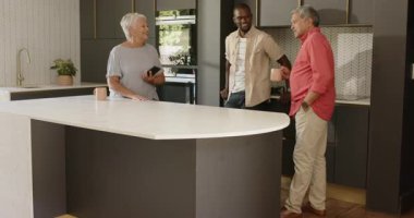 Modern mutfakta çeşitli aile toplantıları, sıcak kucaklaşmalar ve evde birlikte neşeli gülümsemeler. Beraberlik, mutluluk, bağlılık, sıcaklık, kutlama