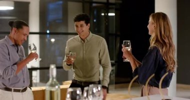 Çeşitli meslektaşlar, sıradan ofis toplantılarında içki içip kahkaha atıyorlar. Takım çalışması, kutlama, ağ kurma, sosyalleşme, mutluluk, arkadaşlık