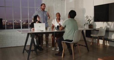 Modern ofiste işbirliği yapan iş adamları fikirleri dizüstü bilgisayarlar ve notlarla tartışıyor. Takım çalışması, beyin fırtınası, işbirliği, şirket, teknoloji, toplantı