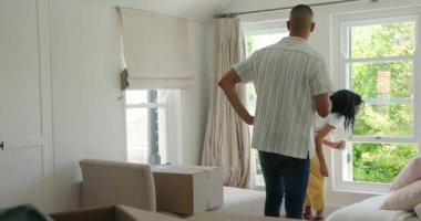 Çeşitli çiftler yeni evlerinde kutular ve yastıklarla kucaklaşıyorlar. Taşınma, paketleri açma, ilişki, aşk, duygular, yeniden başlama