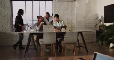 Ofiste, çeşitli takımlar dizüstü bilgisayarda işbirliği yaparak proje fikirlerini hevesle tartışıyor. Takım çalışması, beyin fırtınası, işbirliği, iş dünyası, yenilik, takım çalışması