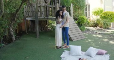 Arka bahçedeki battaniyede piknik yapmaktan hoşlanan çeşitli çiftler içki ve atıştırmalıkları paylaşıyorlar, fotokopi çekiyorlar. Rahatlama, rahatlama, bahçede, yaşam tarzında, yemek ve içecek, yaz zamanı.