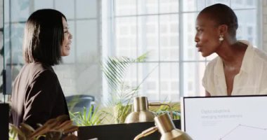 Ofiste, iş kadınları modern işyerleri için dijital evlat edinme stratejilerini tartışıyor. teknoloji, işbirliği, strateji, yenilik, takım çalışması, iletişim