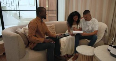 Evdeki dostumuzu selamlıyorum. Çeşitli çiftler oturma odasında sohbet ederken gülümsüyor. Arkadaşlık, mutluluk, rahatlama, yaşam tarzı.