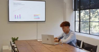 Modern ofiste iş birliği, bilgisayar ve akıllı telefon kullanan çeşitli profesyoneller. Takım çalışması, işbirliği, teknoloji, şirket, yenilik, girişimcilik