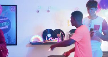 Oyun odasında farklı arkadaşlar parlayan çubuklar alıyor, selfie çekiyor, doğum günü için kavanoz kızartıyorlar. Şenlik, kutlama, parti, gece hayatı, canlı, sosyal, genç