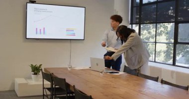 Modern konferans odasında, ofiste dijital trendleri tartışan çeşitli iş adamları. teknoloji, toplantı, şirket, yenilik, strateji, takım çalışması