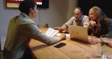 Tartışma, çeşitli profesyoneller dizüstü bilgisayarları ve belgeleri konferans odasında, ofiste. İş toplantısı, takım çalışması, işbirliği, şirket, planlama, beyin fırtınası