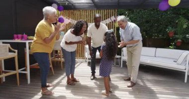 Doğumgününü dışarıda kutluyoruz, çeşitli aile dansları ve şenlikli dekorasyonlar. Kutlama, birliktelik, mutluluk, bağ, parti