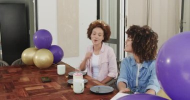 Partneriyle birlikte açılış hediyesi için heyecanlı bir kadın, özel bir olayı kutluyor. Kutlama, sürpriz, neşe, mutluluk, çeşitli lezbiyen çiftler, ilişki