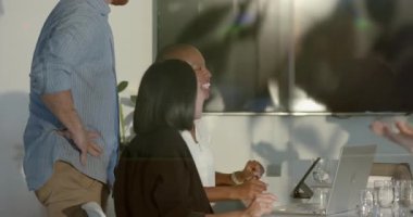 Dizüstü bilgisayarda işbirliği, modern ofiste proje fikirlerini tartışan çeşitli iş uzmanları. Takım çalışması, işbirliği, iş toplantısı, beyin fırtınası, şirket, yenilik