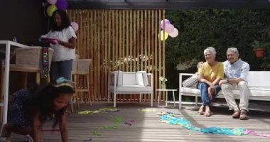 Çeşitli aileler dışarıda doğum günlerini renkli flamalar ve neşeli kahkahalarla kutluyor. Kutlama, parti, mutluluk, birliktelik, şenlik, toplanma