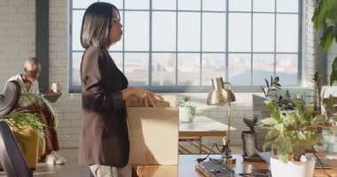 İş konuşuyoruz. Tabletli, meslektaşı modern ofiste çalışan Afro-Amerikan kadın. Çeşitli meslekdaşlar, takım çalışması, çeşitlilik, teknoloji, iş dünyası, profesyonel