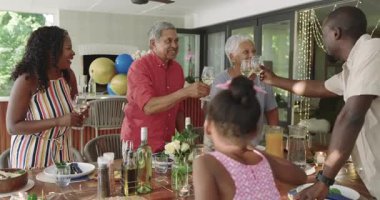 Bahçe ortamında, evde, çeşitli aile yemekleri ve kahkahaları yemek masasında paylaşıyor. Toplanıyoruz, yiyoruz, kaynaşıyoruz, mutlu, yaz