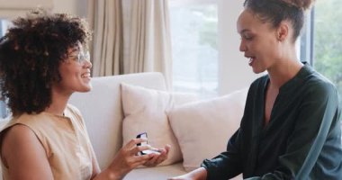 Aynı cinsiyetten farklı kadın çiftler evlerinde kanepede kucaklaşıyorlar, birlikte mutlu anları paylaşıyorlar. Arkadaşlık, aile, mutluluk, bağ, birliktelik, şefkat.