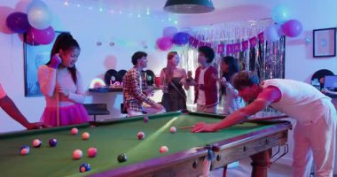 Disko doğum günü partisinde çeşitli arkadaşlar DJ olarak pasta keserken bilardo toplarına vuruyorlar. Kutlama, gece hayatı, eğlence, canlı, arkadaşlık, sosyal, retro
