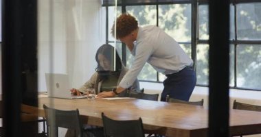 Çeşitli meslektaşlar, iş için bilgisayar ve akıllı telefon kullanarak modern ofiste iş birliği yapıyorlar. Takım çalışması, işbirliği, iş, teknoloji, dijital, işyeri