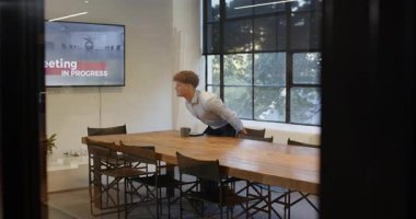 Strateji tartışması, konferans odasında çeşitli profesyoneller, dizüstü bilgisayar ve sunum, ofiste. Toplantı, işbirliği, şirket, beyin fırtınası, takım çalışması, tartışma