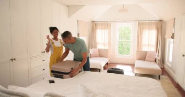 Parlak yatak odasında selfie çeken, gülümseyen ve tatilin tadını çıkaran farklı çiftler. İlişki, mutluluk, seyahat, rahatlama, eğlence, yaşam tarzı