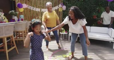 Doğumgününü dışarıda kutluyoruz, çeşitli aileler parti dekorasyonlarını ve birlikte eğleniyoruz. Kutlama, festival, toplanma, mutluluk