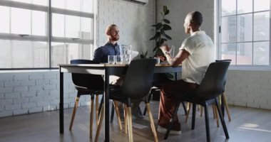 Modern ofiste iş adamları el sıkışıyor, başarılı bir anlaşma yapıyorlar. Anlaşma, ortaklık, işbirliği, tokalaşma, sözleşme, müzakere