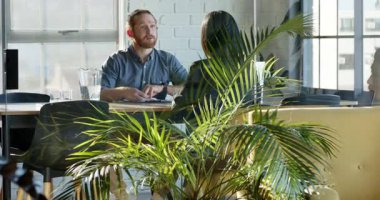 İş toplantısı, parlak modern ofiste iş arkadaşını coşkuyla karşılayan adam. Takım çalışması, çeşitli meslekdaşlar, şirket, işbirliği, ağ oluşturma, profesyonel