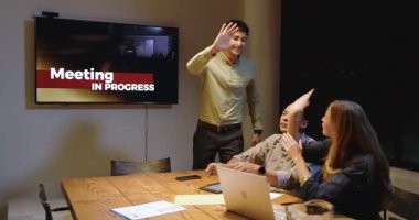 Modern ofis ortamında çeşitli meslektaşlar gece yarısı toplantılarında fikirleri tartışıyorlar. İşbirliği, beyin fırtınası, takım çalışması, yenilik, şirket, profesyonel