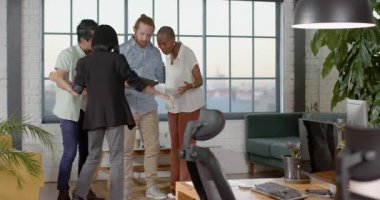 Çeşitli takımlar modern ofiste başarıyı kutluyor, tablet tutuyor ve neşeyle tezahürat yapıyorlar. Takım çalışması, işbirliği, başarı, başarı, dijital, teknoloji