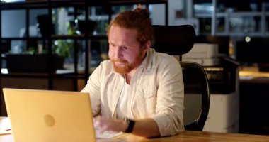 İş adamı geç saatlere kadar bilgisayar başında çalışırken kahve içiyor. profesyonel, akşam, teknoloji, üretkenlik