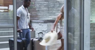 Dans eden Afrikalı Amerikalı çift arka bahçede hasır şapkayla el ele tutuşuyorlar, fotokopi odası. Romantizm, açık hava, eğlence, yaşam tarzı, sükunet, doğa, canlı