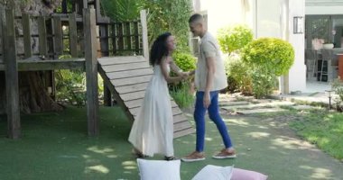 Bahçede pikniğin tadını çıkaran, güneşli bir günde gülen ve rahatlatan bir çift. eğlence, mutluluk, güneş ışığı, rahatlama, yaşam tarzı, çimen