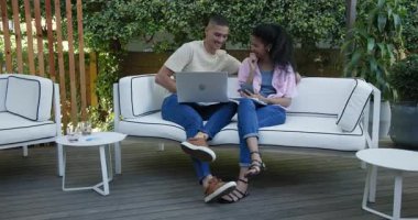 Bahçe avlusunda dizüstü bilgisayarda çalışan çeşitli çiftler projeyi tartışıyorlar. takım çalışması, işbirliği, uzak çalışma, iş, takım çalışması