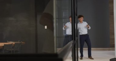 Modern ofisin içinde yürüyen, iş dünyasından çeşitli profesyoneller koridorda projeyi tartışıyor. İş arkadaşları, takım çalışması, işbirliği, şirket, beyin fırtınası, girişimciler