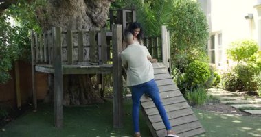 Bahçe pikniğinde güneşli bahçede eğlenirken çeşitli çiftler birlikte gülüyor. Bahçede, yazda, mutlulukta, rahatlıkta, yaşam tarzında, bağlanmada