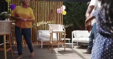 Doğumgününü dışarıda kutluyoruz, büyükanne, anne ve çocuk pasta ve balonlarla. çeşitli aile, kutlama, çok nesilli, birliktelik, neşe, mutluluk